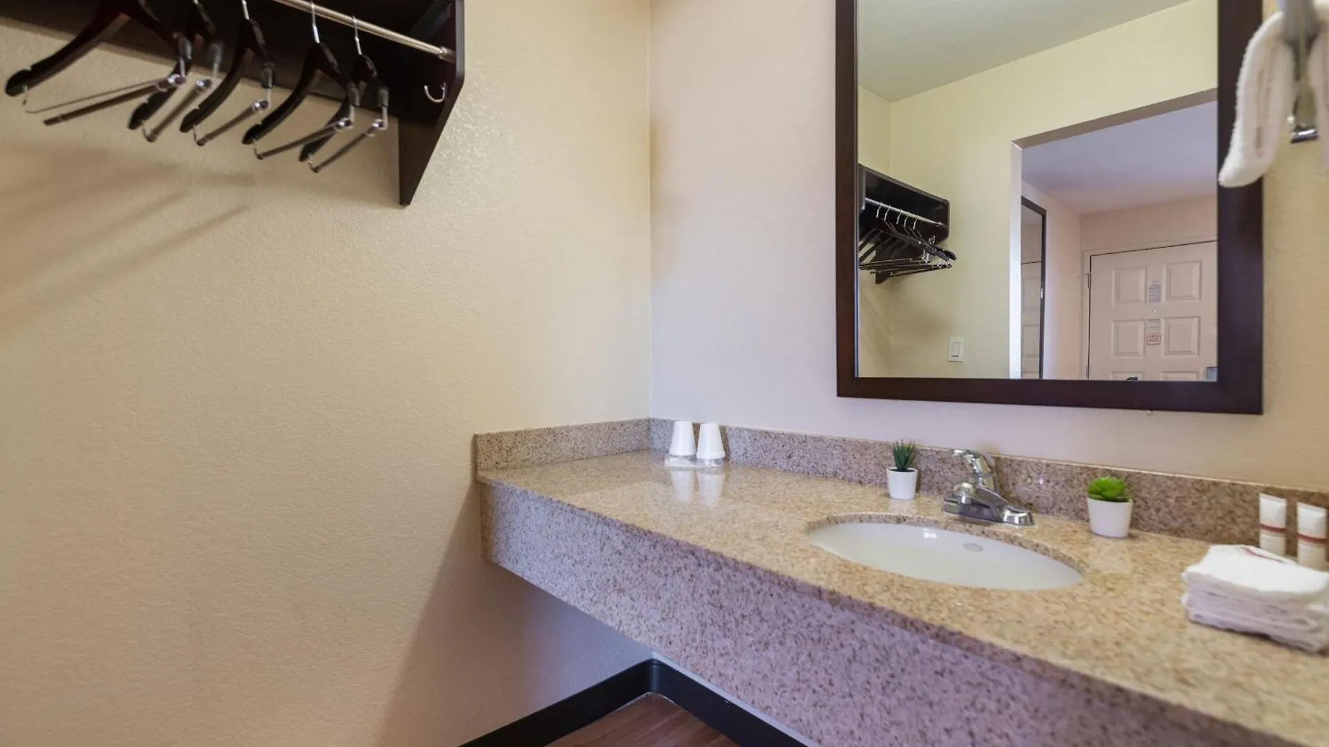 Sacramento Inn & Suites 2*,